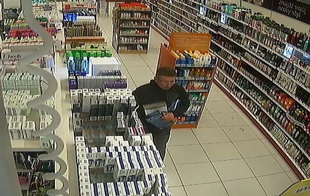 Mężczyzna widoczny na zdjęciu ukradł z drogerii szczoteczki elektryczne warte ponad jeden tysiąc złotych. Policja prosi o pomoc w ustaleniu jego tożsamości.