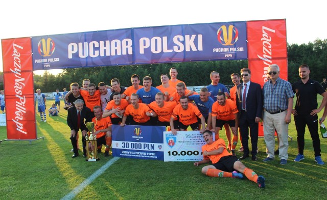 Finał Pucharu Polski na szczeblu Małopolski: GKS Drwinia (pomarańczowe koszulki) - Hutnik Kraków