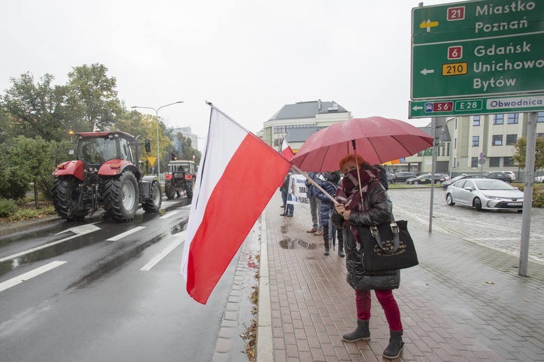 Przejazd kilkunastu traktorów przez centrum i spowolnienie...