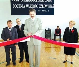 Przecięcie wstęgi, od lewej: wójt A. Cymbalak, poseł W. Borzuchowski, dyrektor M. Skibniewska, wstęgę przecina dyr. Przeździecki