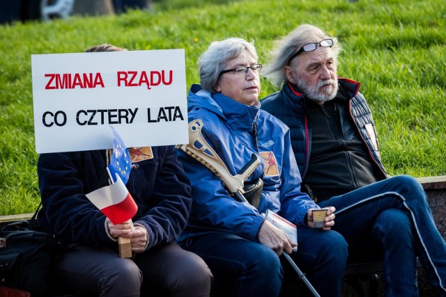 Komitet Obrony Demokracji zorganizował w czwartek (10 października 2019) w Bydgoszczy  manifestację związaną z niedzielnymi wyborami do Sejmu i Senatu. Uczestnicy wiecu pod hasłem "Gramy dla Demokracji" spotkali się pod pomnikiem Kazimierza Wielkiego, a następnie przemaszerowali ulicami: Trybunalską, Pod Blankami, Jana Kazimierza, Długą, Podwale, Mostową, Gdańską, by dotrzeć do Placu Wolności. Tam odbyła się druga część demonstracji, w czasie której apelowano o liczny udział w wyborach do Parlamentu.