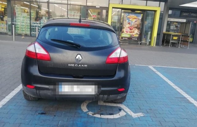 Kierowca, który zaparkował na miejscu inwalidzkim w Inowrocławiu otrzymał również 6 punktów karnych