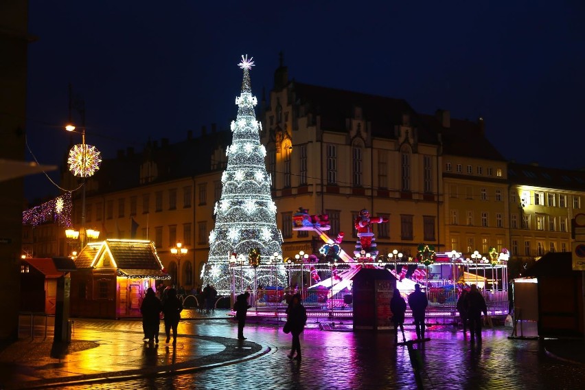 Kiedy rozbiera się choinkę po świętach? Do kiedy trzymać...