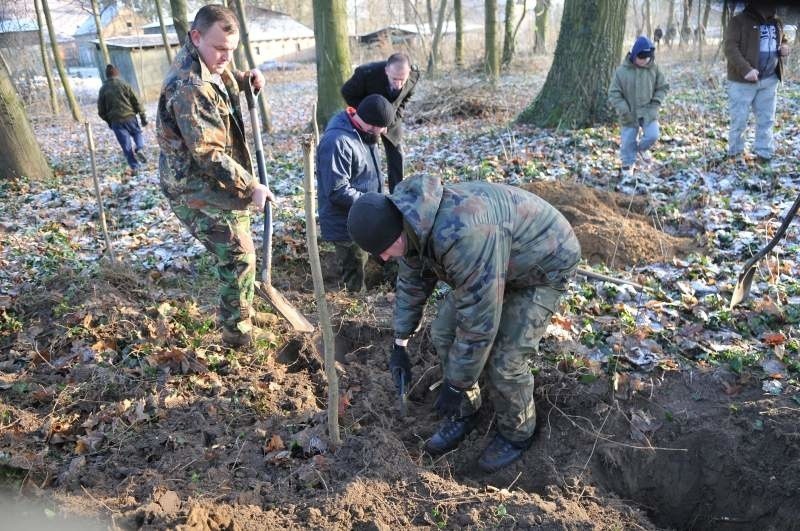 Szukali ciał amerykańskich lotników. Co kryła ziemia? (wideo, zdjęcia)