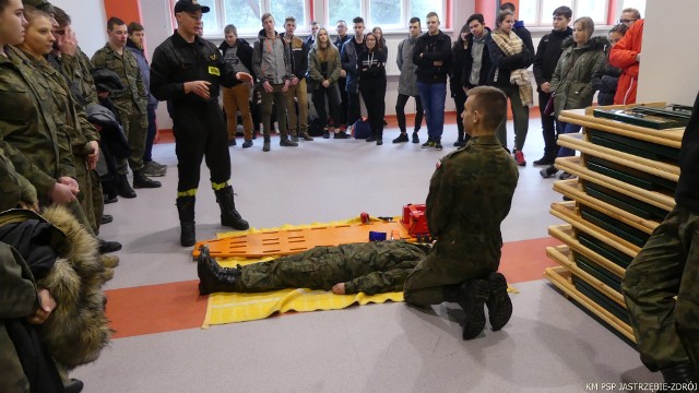 Strażacy z Jastrzębia szkolili 200 uczniów klas mundurowych