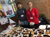 Chorzów: Akcja Ciacho dla Wiktorka. Uczniowie sprzedawali ciasta, by wesprzeć rehabilitację chłopczyka ZDJĘCIA