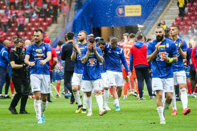 Lech Poznań przegrał finał Pucharu Polski na Stadionie Narodowym. Ekipa Marka Papszuna wypunktowała Kolejorza 3:1 i wywalczyła cenne trofeum. To był smutny dzień kibiców Poznańskiej Lokomotywy. Zobacz zdjęcia z finałowego starcia w Warszawie.Przejdź do kolejnego zdjęcia --->