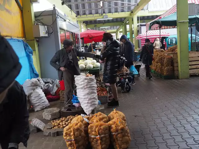 Sprawdziliśmy CENY warzyw i owoców na rynku Górniak. Zobaczcie co oferują rolnicy i handlowcy