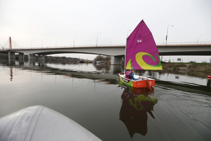 Podczas Energa Sailing dzieci uczą się, jak sterować łódką i...