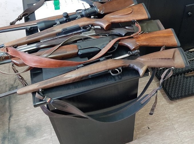 Mieszkaniec powiatu lipskiego miał arsenał w domu. Policja znalazła u niego siedem sztuk broni i tysiąc pocisków