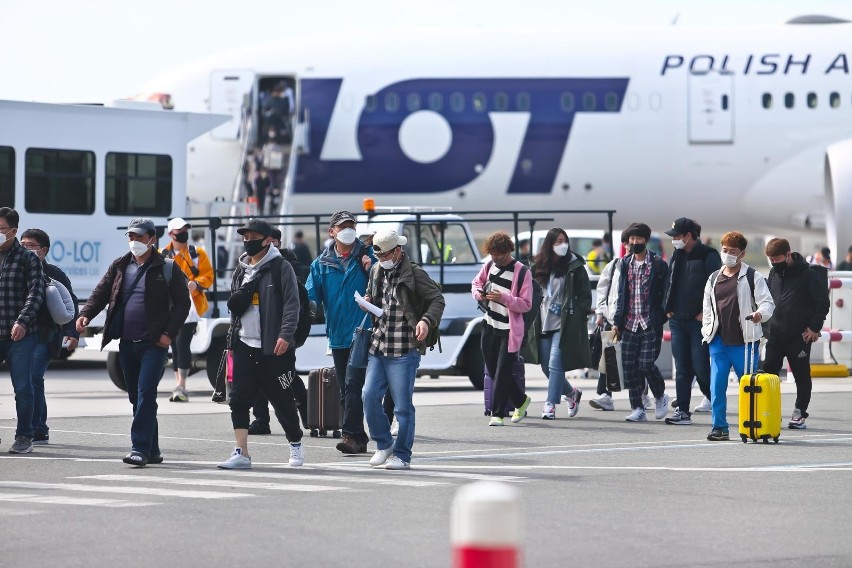 17 kwietnia wylądowało we Wrocławiu 200 osób: pracowników LG...