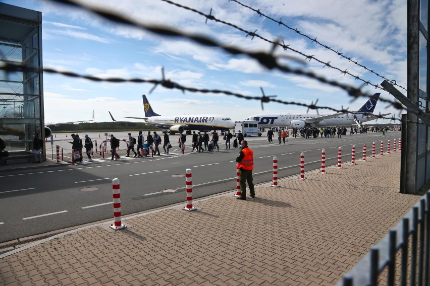 17 kwietnia wylądowało we Wrocławiu 200 osób: pracowników LG...