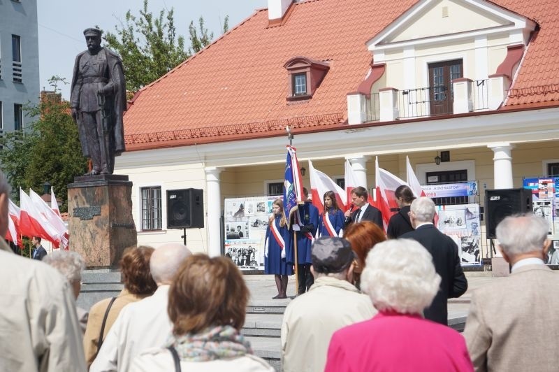 Kilkudziesięciu, głównie starszych mieszkańców,...