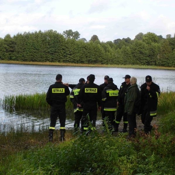 Poszukiwania zaginionej awionetki na jeziorze Dworackim