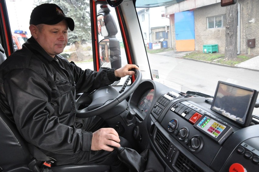 Nowy wóz strażacki w komendzie w Kluczborku to średni...