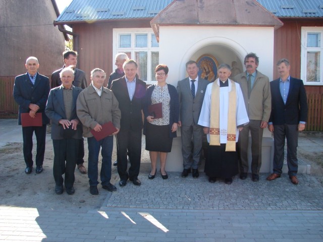 Na uroczystości poświęcenia odbudowanej kapliczki przy drodze w Radomyślu nad Sanem