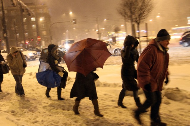 W całej Polsce spodziewane są większe opady śniegu. Mróz będzie słaby, ale – kto wie – w połowie stycznia mogą nadejść syberyjskie mrozy