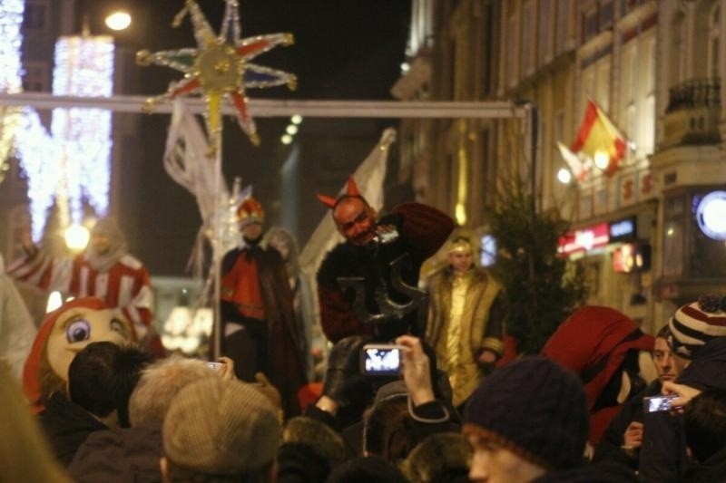 Korowód kolędników w przedostatni dzień Jarmarku Bożonarodzeniowego (ZDJĘCIA)