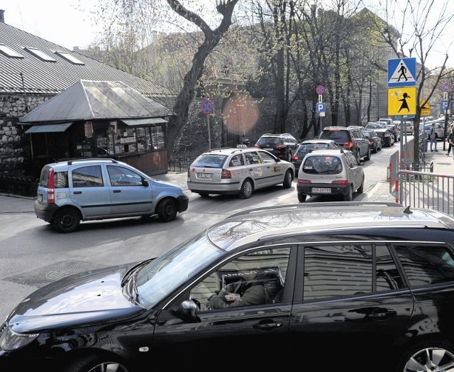 Wjeżdżając na ul. Studencką, kierowcy trafiają na wielki korek