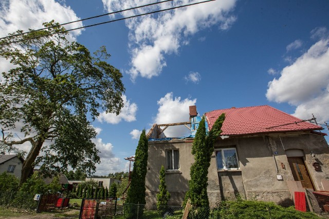 Nawałnice potrafią w kilka minut zniszczyć dorobek życiaW Rytlu i wielu innych miejscowościach sierpniowe wichury zerwały tysiące dachów.