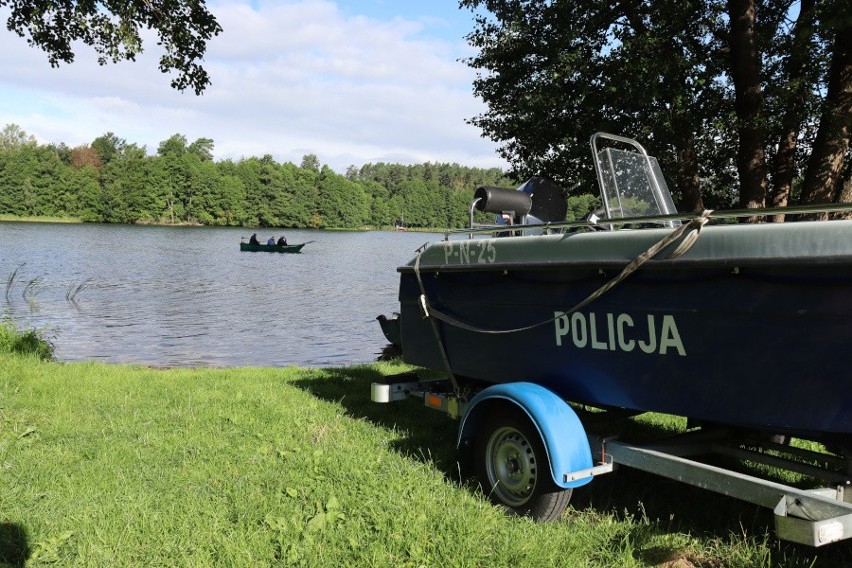 Patrole policji na bytowskich jeziorach.