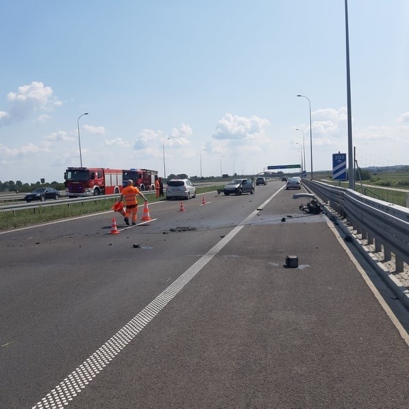 W Gorliczynie wypadek na autostradzie A4. Samochód osobowy uderzył w bariery