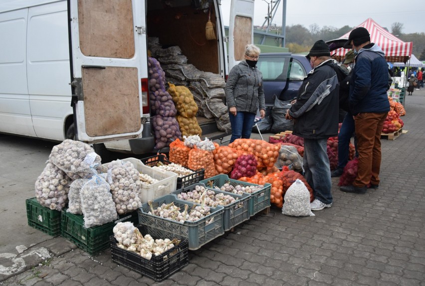 Sobota 7 listopada na giełdzie owocowo-warzywnej w Sandomierzu. Zobacz co oferowano [ZDJĘCIA] 