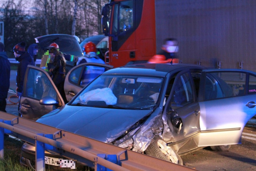 Wypadek w Suchorzowie. Zderzyły się dwa auta osobowe i ciężarówka. 8 osób rannych, w tym kilkunastomiesięczne dziecko [ZDJĘCIA]