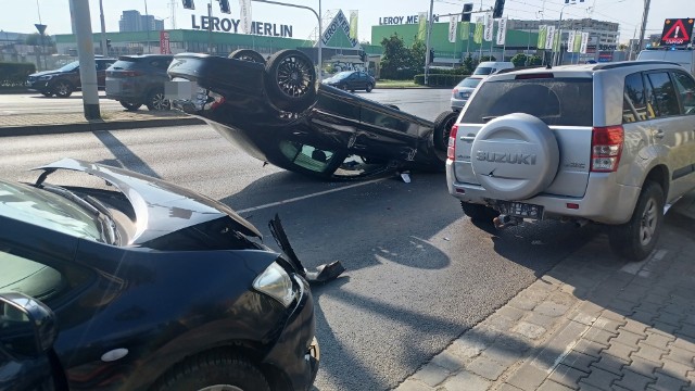 Do wypadku pięciu pojazdów na ul. Krakowskiej i dachowania samochodu doszło około godz. 15 w środę (24 sierpnia)