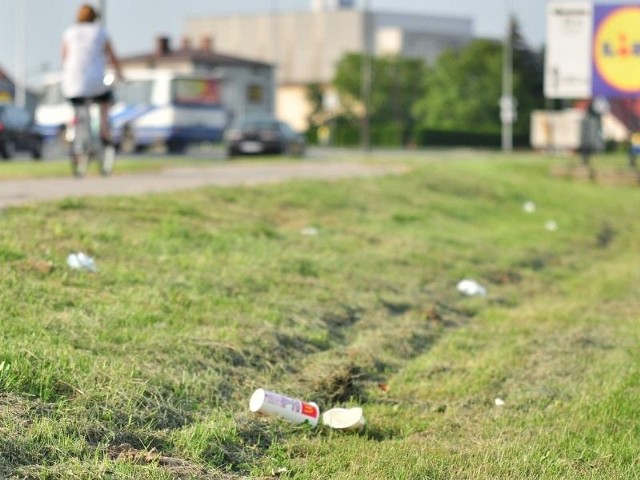 Na trawniku wzdłuż ulicy Sikorskiego w Tarnobrzegu leży mnóstwo śmieci. Po weekendzie kosze na odpady w pobliżu tarnobrzeskiej restauracji McDonald's są wypełnione po brzegi.