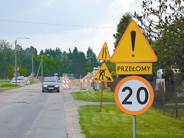 Droga, która prowadzi z Ujazdu na Kędzierzyn-Koźle, to jeden z najbardziej zniszczonych odcinków w powiecie strzeleckim. (fot. Radosław Dimitrow)