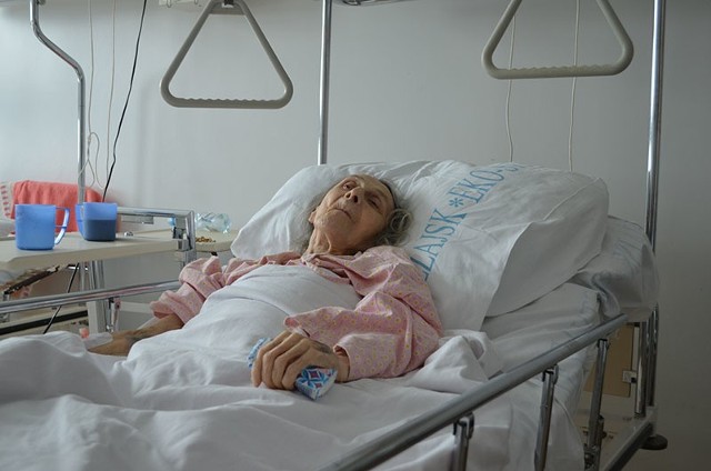 88-letnia Maria Krzysik przebywa w przemyskim szpitalu. Jest wdzięczna sąsiadowi za to, że ją uratował