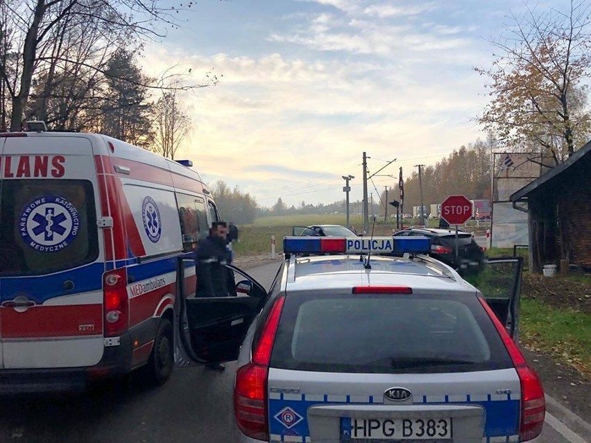 Dwie osobówki zderzyły się na przejeździe kolejowym w Ketach. Droga zablokowana