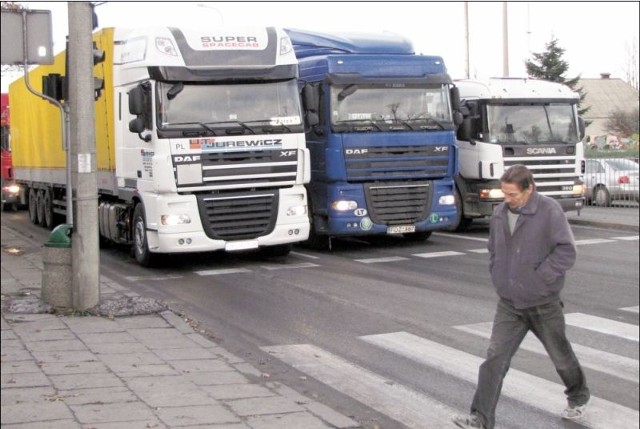 Tiry jeden obok drugiego, to w Suwałkach częsty widok. Czasami kierowcy urządzają nawet coś na kształt wyścigów.