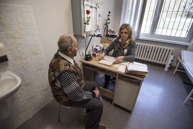 Dr Anna Wojtaszek udziela porady pacjentowi, panu Janowi