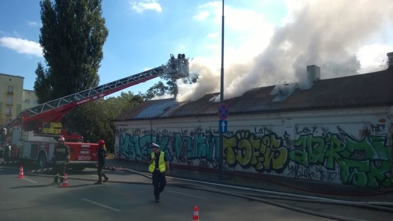 Pożar na skrzyżowaniu marszałków. Płoną dawne pawilony handlowe [zdjęcia]