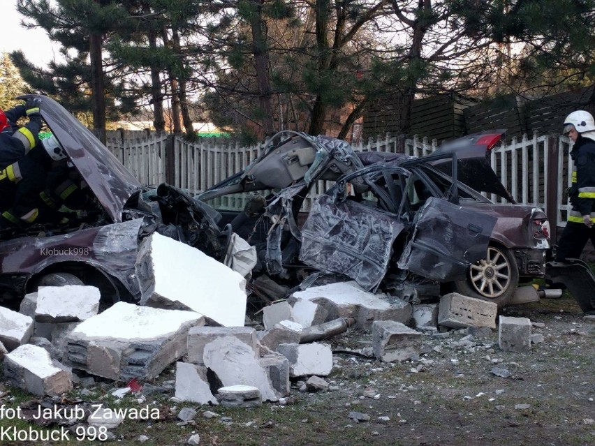 Śmiertelny wypadek w Dębiu. Samochód wjechał w przystanek