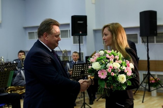 Policjantki oraz pracownice policji otrzymały kwiaty oraz życzenia od wiceministra i komendanta głównego. Podziękowali im również za codzienną służbę, dołączając wyrazy uznania.Życzenia od kierownictwa policji dla policjantek i pracownic policji