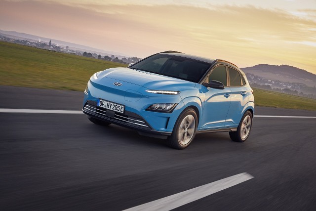 Hyundai Kona Electric Podstawowa wersja jest wyposażona w akumulator 39,2 kWh i silnik o mocy 136 KM (100 kW), dzięki któremu przyspiesza do 100 km/h w 9,9 sekundy. Wariant z akumulatorem 64 kWh jest wyposażony w silnik elektryczny, który zapewnia maksymalną moc 204 KM (150 kW) i sprawia, że KONA Electric przyśpiesza do 100 km/h w 7,9 sekundy. Topowa wersja osiąga prędkość maksymalną 167 km/h, a wersja bazowa - 155 km/h. Obie wersje napędowe zapewniają 395 Nm dostępnego w każdej chwili momentu obrotowego.Fot. Hyundai