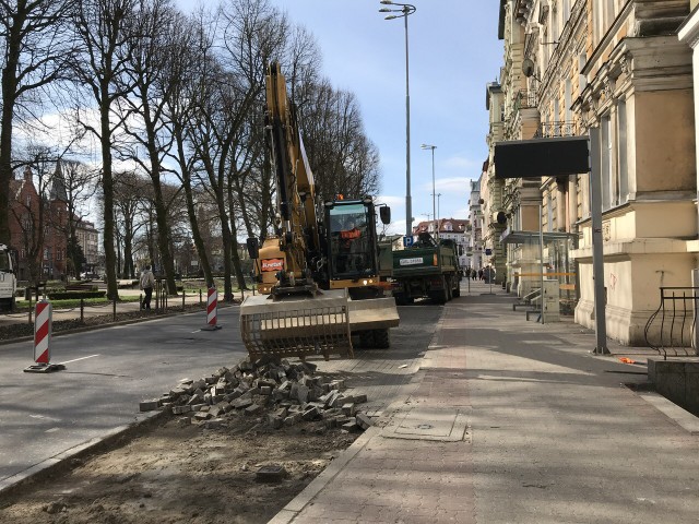 Trwa likwidacja zatoki autobusowej przy przystanku na ulicy Sienkiewicza. Na ten ruch zdecydowano się głównie dlatego, ponieważ drgania powodowane przez wjeżdżające w zatokę autobusy wpływały na stan techniczny pochodzącej z końca XIX wieku kamienicy.