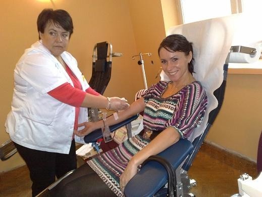 Pracownica komendy policji w Międzychodzie Katarzyna Baczyńska oddaje krew.