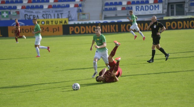 Radomiak Radom (w zielonych strojach) gra z Chojniczanką Chojnice.