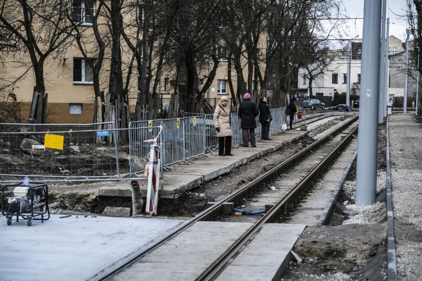 Tymczasowy przystanek "Warneńczyka" - za tymi barierkami...