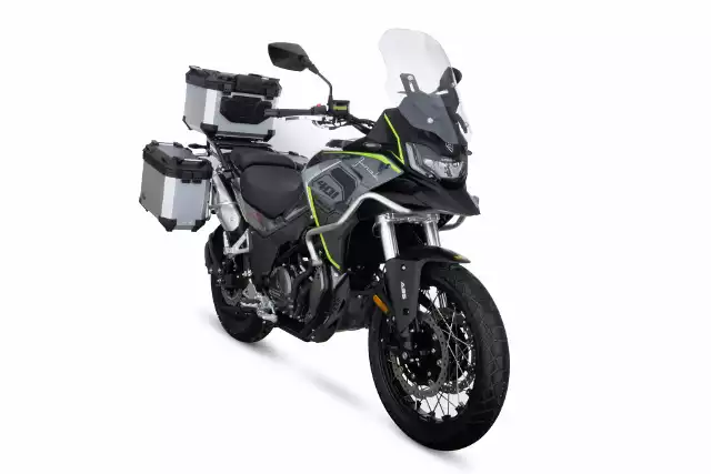 Motocykl wyposażony jest w dwucylindrową jednostkę napędową chłodzoną cieczą, posiadającą 6 biegów, wałek wyrównoważający oraz generującą moc 37 KM przy 8 500 obrotów na minutę i moment obrotowy 37 Nm przy 8 tysiącach obrotów