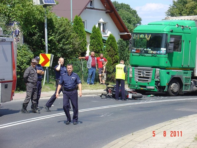TIR najechal na motocyklisteWypadek w Sokolowie Mlp. na kilka godzin zablokowal krajową "19"