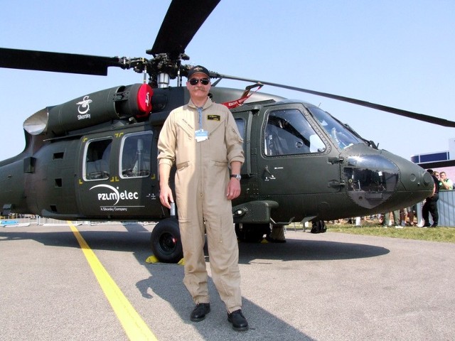 Leszek Pawuła jest pierwszym polskim pilotem, który zasiadł za sterami śmigłowca S-70i Black Hawk.