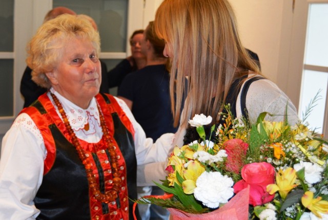 Zdjęcie z 75. urodzin Czesławy Kaczyńskiej w 2018 roku i jubileuszowej wystawy artystki w Muzeum Kultury Kurpiowskiej w Ostrołęce