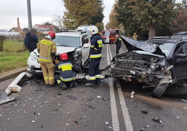 Zderzenie czołowe Opla z BMW. 4 osoby trafiły do szpitala