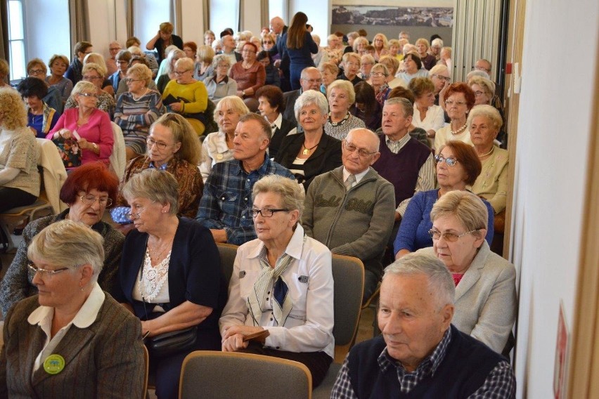 Wczesnym popołudniem 4 października, sala konferencyjna...