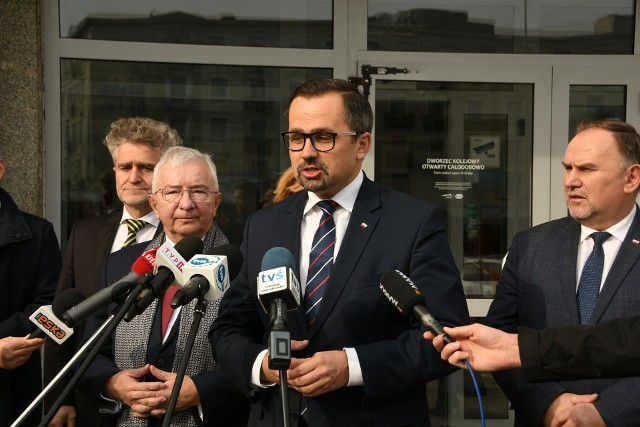 Jeszcze w tym roku rozpocznie się przebudowa dworca PKP w Kielcach - poinformował podczas konferencji prasowej, 20 października sekretarza stanu w ministerstwie Infrastruktury Marcin Horała. Zapowiedział też powstanie nowych linii kolejowych, więcej połączeń z Kielc do Warszawy, skrócenie czasu przejazdu, jak również uruchomienie nowych połączeń z wielu miast województwa świętokrzyskiego.